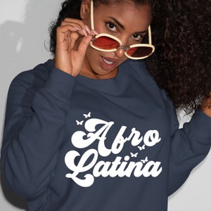 Trendy Afro Latina Sweatshirt - Retro Spanish Crewneck Sweater for Stylish Hispanic Women - Brown Girl Gift