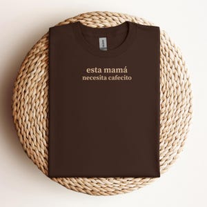 Minimalist Cute Latina Mama Tshirt Esta mama Necesita Cafecito Spanish Coffee Lover Hispanic Mom Shirt Regalo Para Mama