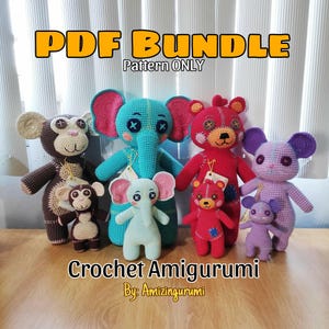 Puede incluir: Una colección de animales amigurumi de ganchillo coloridos, incluyendo un mono, un elefante y osos. La imagen presenta el texto "PDF BUNDLE Pattern ONLY" y "Crochet Amigurumi By: Amizingurumi". Los juguetes son de varios tamaños.