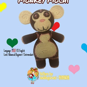 Puede incluir: Patrón de amigurumi de crochet para un mono marrón con detalles en rosa. El patrón está escrito en inglés americano y es para principiantes avanzados o crocheters intermedios. El patrón es de Amizingurumi - 秋野編他.