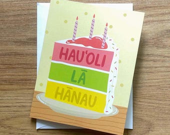 Tarjeta de felicitación de cumpleaños hawaiana, doblada, interior en blanco. Pastel Hau'oli La Hanau, amarillo.
