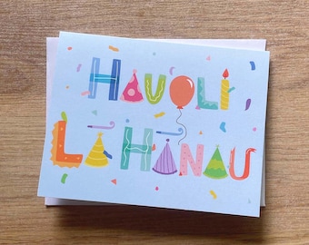 Tarjeta de felicitación de cumpleaños hawaiana, doblada, interior en blanco. Hau'oli La Hanau, azul.