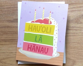 Tarjeta de felicitación de cumpleaños hawaiana, doblada, interior en blanco. Pastel Hau'oli La Hanau, morado.