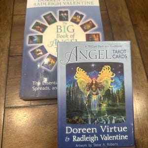 Cartes de tarot des anges POO avec guide. y compris Le Grand Livre du Tarot des Anges.