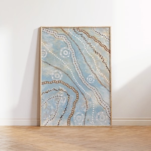 Op de afbeelding: Een ingelijst abstract schilderij met een blauwe achtergrond en bruine en witte patronen. Het schilderij bevat een verscheidenheid aan vormen en lijnen, waaronder cirkels, stippen en golvende lijnen.