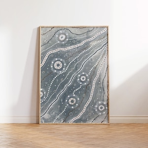 Op de afbeelding: Een ingelijst abstract schilderij met een grijze achtergrond en witte, zwarte en bruine lijnen en cirkels. Het schilderij heeft een moderne en minimalistische stijl.