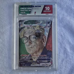 Puede incluir: Una tarjeta coleccionable calificada con "Uncle June VMAX" de la edición especial 1980 VMAX. La tarjeta es una Holo Full Art con una calificación Gem Mint 10. La tarjeta presenta una ilustración de un hombre con gafas y sombrero.