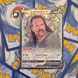 Lawrence Pokémon Card - Office Space - "duas garotas ao mesmo tempo"