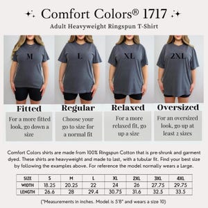 Pode incluir: Imagem de camisetas Comfort Colors 1717 para adultos, em algod&atilde;o ringspun de alta gramatura. Modelos vestindo tamanhos M, L, XL e 2XL. A imagem inclui uma tabela de tamanhos com medidas em polegadas e orienta&ccedil;&otilde;es sobre o ajuste.