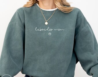 Labrador Mom Sweatshirt, Labrador Retriever Mom Gift, Labrador Mom Shirt, Dog Mom Sweater, Chocolate Lab Mom Gift, Comfort Colors®