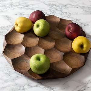 Artisan Nuss Holz Servierplatte | Rundes Massivholztablett mit 15 Zoll Durchmesser: Verschönern Sie jeden Tisch mit diesem Einzigartigen Design | von Klei Design