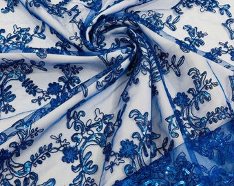 Puede incluir: Tela de encaje azul con lentejuelas y un patrón floral. El encaje es delicado e intrincado, con pequeñas lentejuelas esparcidas por toda la tela. La tela es perfecta para agregar un toque de elegancia a cualquier proyecto.