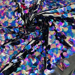 Schwarz Lila irisierende Jumbo Pailletten Oval Pailletten Paillette / Tear Drop Mermaid Große Pailletten Stoff Auf Schwarzen Mesh / 54 Zoll Breit.