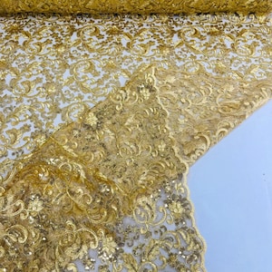 Könnte beinhalten: Goldfarbener Pailletten-Spitzenstoff mit floralem Muster. Die Spitze ist zart und filigran, mit einem schimmernden Finish.