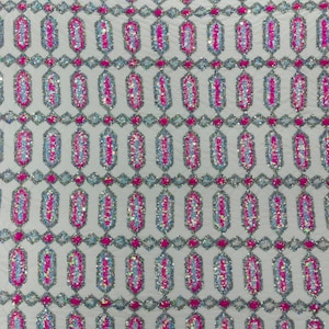 Snoeproze zilver veelkleurig iriserend juweel paillettenontwerp op een 4-way stretch witte gaasstof - Verkocht op maat gesneden