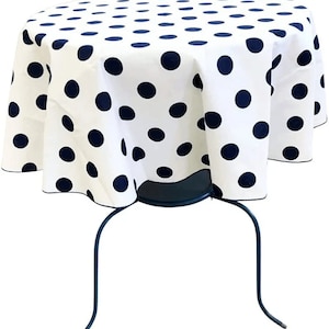 Nappe ronde en poly coton à pois, bleu marine sur blanc. Choisissez la taille ci-dessous