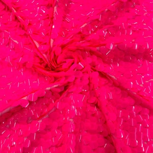 Lantejoulas jumbo rosa neon, lantejoulas ovais, lantejoulas grandes, sereia em formato de lágrima, tecido com lantejoulas grandes em malha rosa choque/54 polegadas de largura.