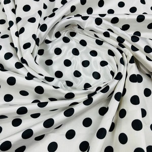 Witte zachte charmeuse-satijnstof met zwarte polkadot van 1/2 inch - 60&quot; breed 100% polyester - op maat verkocht.