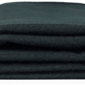 Puede incluir: Un telón de fondo de tela gris oscuro doblado para fotografía. El telón de fondo está hecho de un material suave y liso y es ideal para crear un aspecto profesional para las fotos de productos.