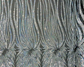 Silberne Flügel mit Pailletten auf einem schwarzen 4-Wege-Stretch- Netzstoff