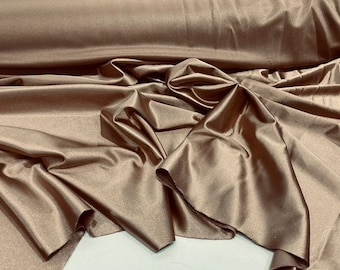 Tejido brillante Milliskin de nailon y elastano, elástico en 4 direcciones, 147 cm de ancho. Se vende cortado a medida. Color oro niebla.