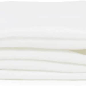 Puede incluir: Una manta blanca doblada, hecha de un material suave y afelpado. La manta está cuidadosamente doblada en forma rectangular, con las capas claramente visibles. La apariencia general es limpia y acogedora.