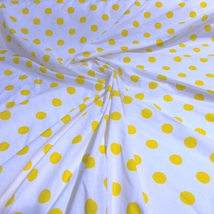 Tissu poly coton de qualité supérieure à pois de 58 po. de large, 1 po. Vendu par mètre. Pois jaune sur blanc