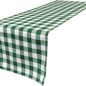 Puede incluir: Un camino de mesa a cuadros verde y blanco. El camino de mesa está hecho de una tela suave y lisa con un brillo sutil.