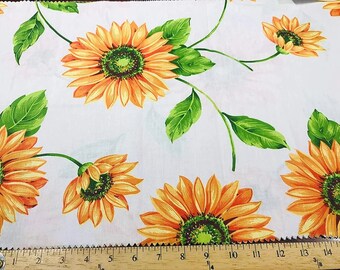 Peut inclure: Tissu blanc avec un motif répété de tournesols orange et jaunes avec des feuilles vertes. Le tissu est mesuré avec une règle en pouces.