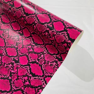 Neonroze 54&quot; brede nepleren slangenleer bekleding, 3D-slangenhuidtextuur kunstleer PVC-vinyl stof op maat gesneden