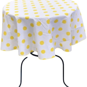 Nappe ronde en poly coton à pois, jaune sur blanc.  (Choisissez la taille ci-dessous)