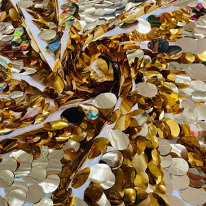 Gold irisierende Jumbo Pailletten Oval Pailletten Paillette / Tear Drop Mermaid Große Pailletten Stoff Auf Beige Mesh / 54 Zoll Breit.