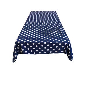 Nappe rectangulaire en poly coton à pois blancs sur bleu marine. (Choisissez la taille ci-dessous)