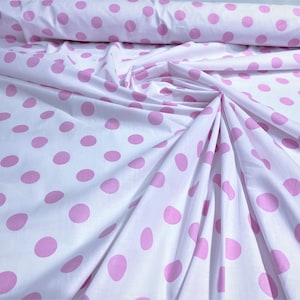 Tissu poly coton de qualité supérieure à pois de 58 po. de large, 1 po. Vendu par mètre. Pois rose sur blanc