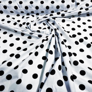 Tissu poly coton de qualité supérieure à pois de 58 po. de large, 1 po. Vendu par mètre. Points noirs sur blanc