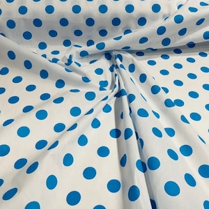 Tissu poly coton de qualité supérieure à pois de 58 po. de large, 1 po. Vendu par mètre. Pois turquoise sur blanc