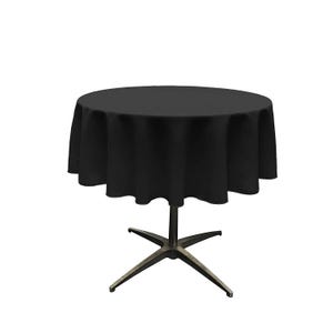 Könnte beinhalten: Eine schwarze runde Tischdecke, die über einen Tisch mit einem vierbeinigen Gestell gelegt wird.