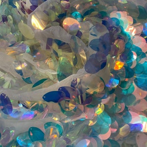 Klare irisierende Jumbo Pailletten Oval Pailletten Paillette / Tear Drop Mermaid Big Pailletten Stoff Auf Weiß Mesh / 54 Zoll Breit.