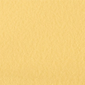 Puede incluir: Un fondo amarillo sólido con un patrón texturizado sutil.
