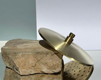 Alcachofa de ducha moderna de latón Derwent 250