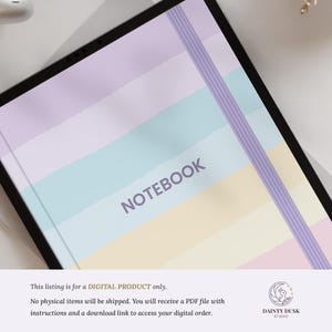 Pode incluir: Uma lista de produtos digitais para uma capa de caderno imprim&iacute;vel. A capa apresenta um design listrado colorido com uma faixa el&aacute;stica roxa. O texto "NOTEBOOK" est&aacute; impresso em preto na capa.