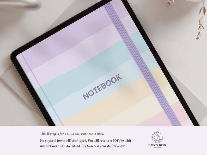 Pode incluir: Uma lista de produtos digitais para uma capa de caderno imprim&iacute;vel. A capa apresenta um design listrado colorido com uma faixa el&aacute;stica roxa. O texto "NOTEBOOK" est&aacute; impresso em preto na capa.