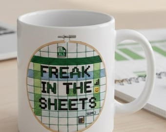 Kubek Freak in the Sheets – zabawny kubek do kawy z arkuszem kalkulacyjnym Excela, prezent do biura