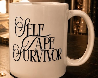 Kubek z samoprzylepną taśmą „Survivor”, zabawny kubek dla aktora, prezent aktorski dla aktorów, kubek na kawę na przesłuchanie, prezent teatralny, prezent dla studenta aktorstwa, kubek na kawę dla aktora