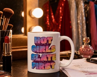 Kubek „Hot Girls Slate First”, zabawny kubek dla aktora, kubek na przesłuchanie, prezent aktorski dla aktorów, prezent teatralny, prezent dla studenta teatru, kubek na kawę z planu filmowego