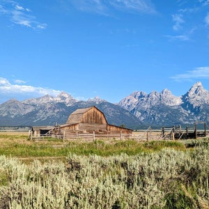 Grand Teton National Park - Rustikales Scheunenfoto, Wyoming, Monroe Row, Naturfotografie, Wandkunst, Giclee Print, Landschaft
