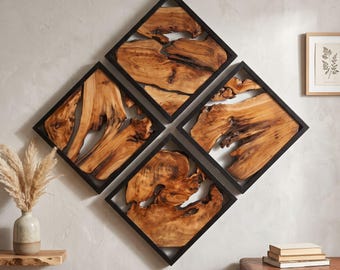 Può includere: Un set di quattro decorazioni murali a forma di rombo, ciascuna caratterizzata da una lastra di legno naturale marrone chiaro con venature scure, racchiusa in una sottile cornice di metallo nero. Disposte a formare un grande rombo.