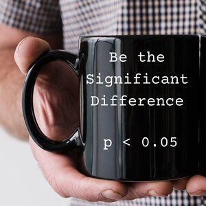 Puede incluir: Dos tazas de café negras con texto blanco que dice "Be the Significant Difference p < 0.05".