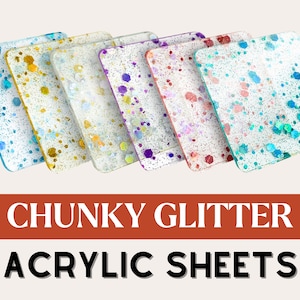 Pode incluir: Seis folhas quadradas de acrílico com glitter grosso incrustado no plástico transparente. As folhas são de várias cores, incluindo azul, dourado, branco, roxo, rosa e turquesa.