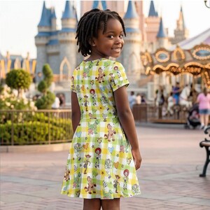 Vestido infantil de Disney Toy Story con estampado de globos, Woody, Buzz y Jessie, estampado de cuadros vichy, regalo para el Día de la Madre 2026, conjunto de verano. imagen 3